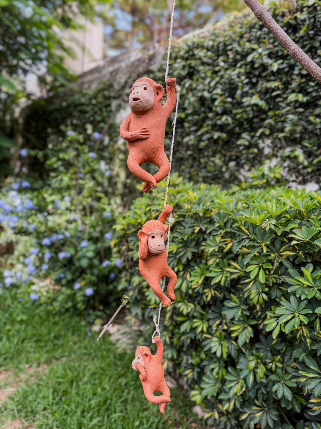 Juego de changos colgantes de barro naranja - 2