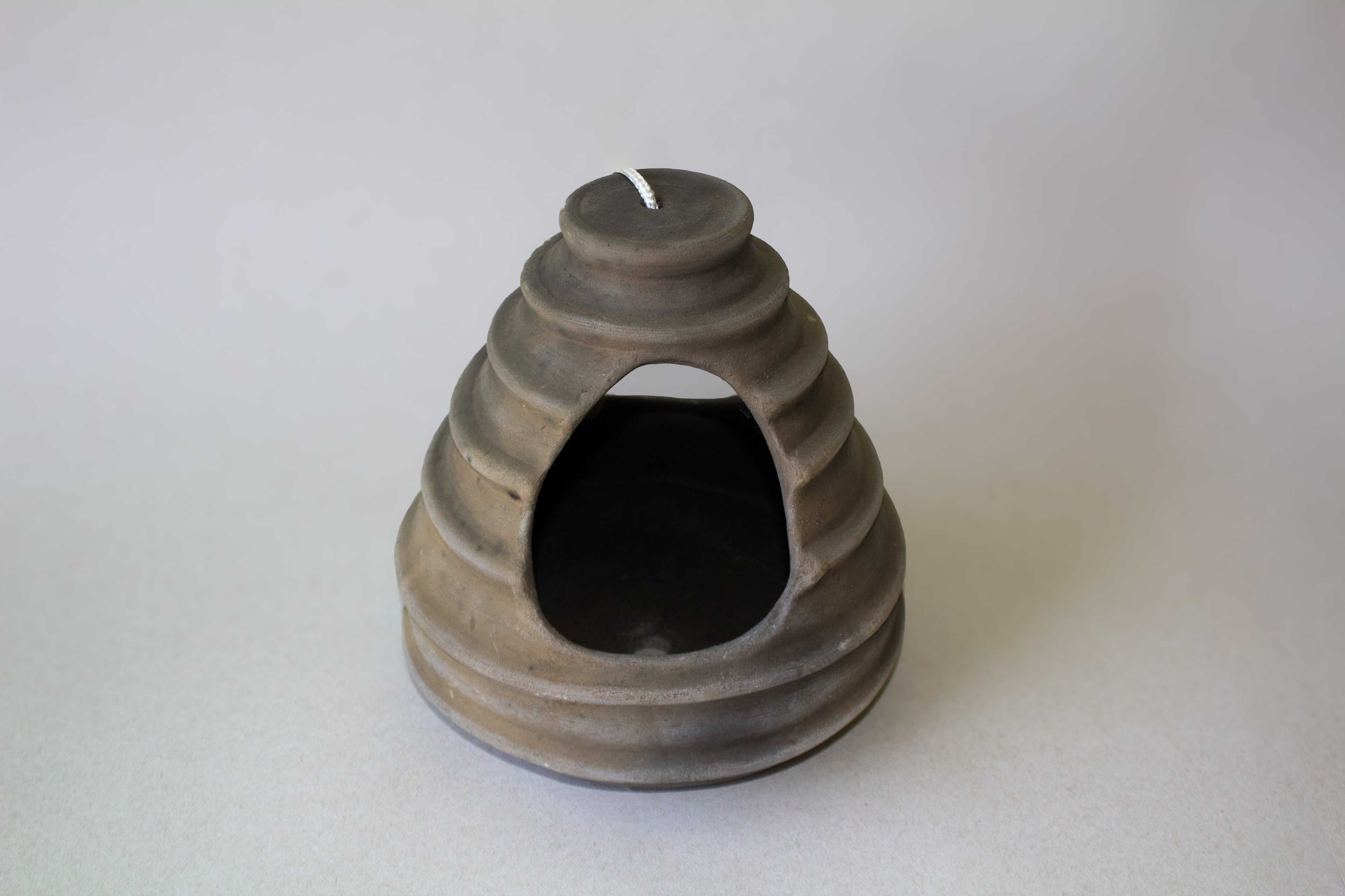 Maceta panal colgante de barro ahumado