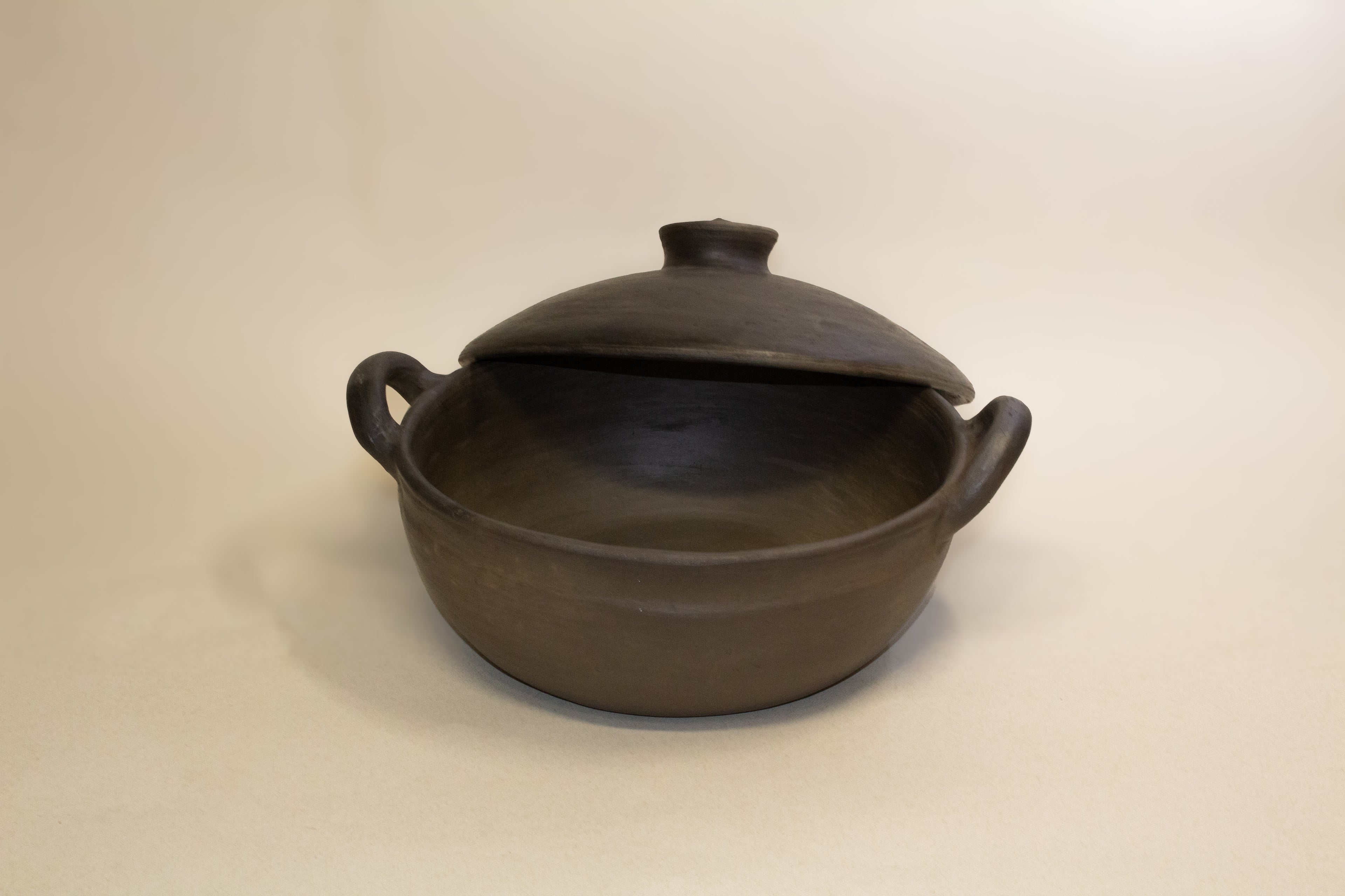 Cazuela de barro ahumado con tapa