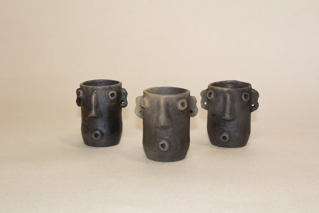 Mezcaleros altos con aretes de barro ahumado