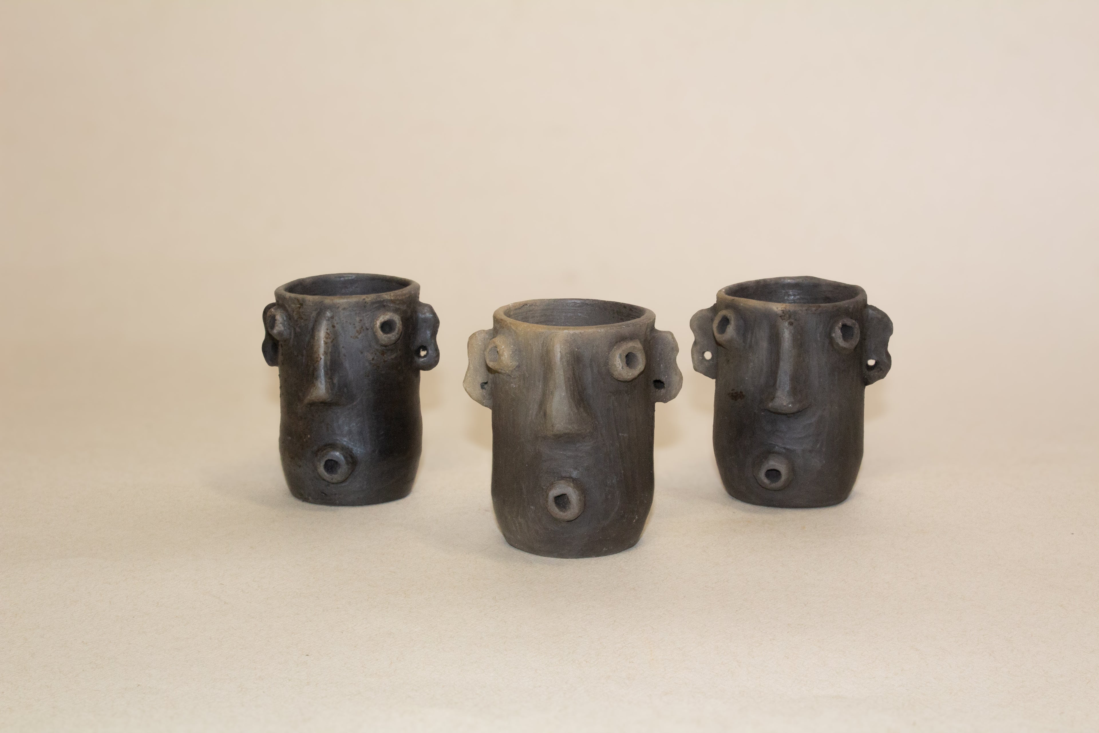 Mezcaleros altos con aretes de barro ahumado