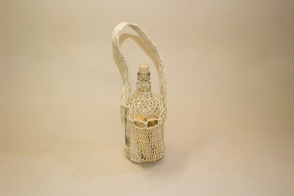 Botella de mezcal tejida de ixtle