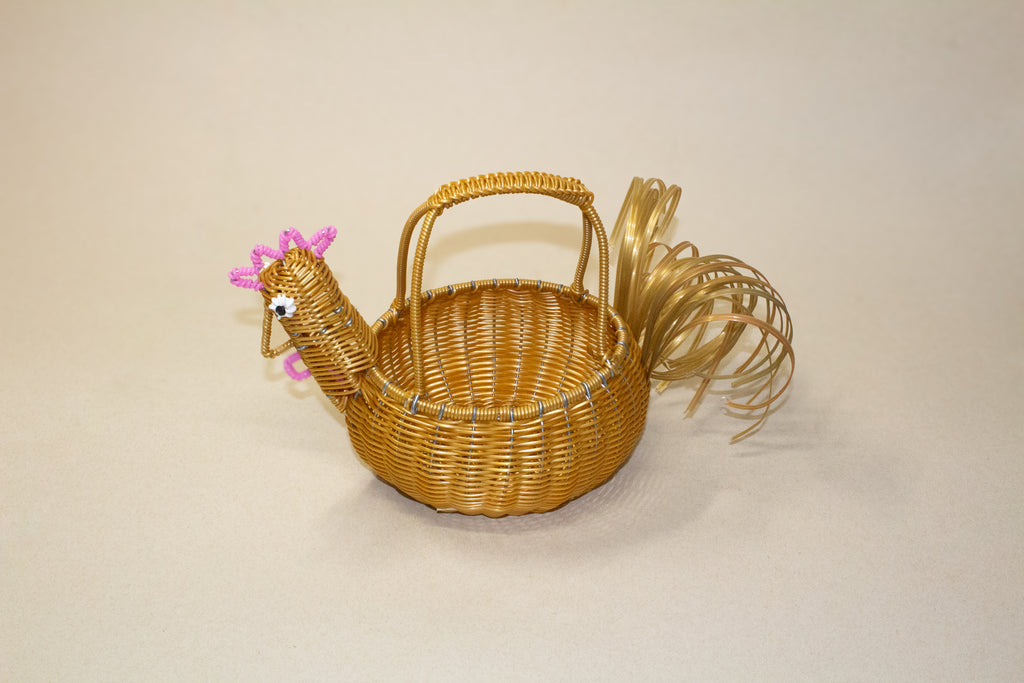 Gallina chica para huevos tejida de plástico reciclado