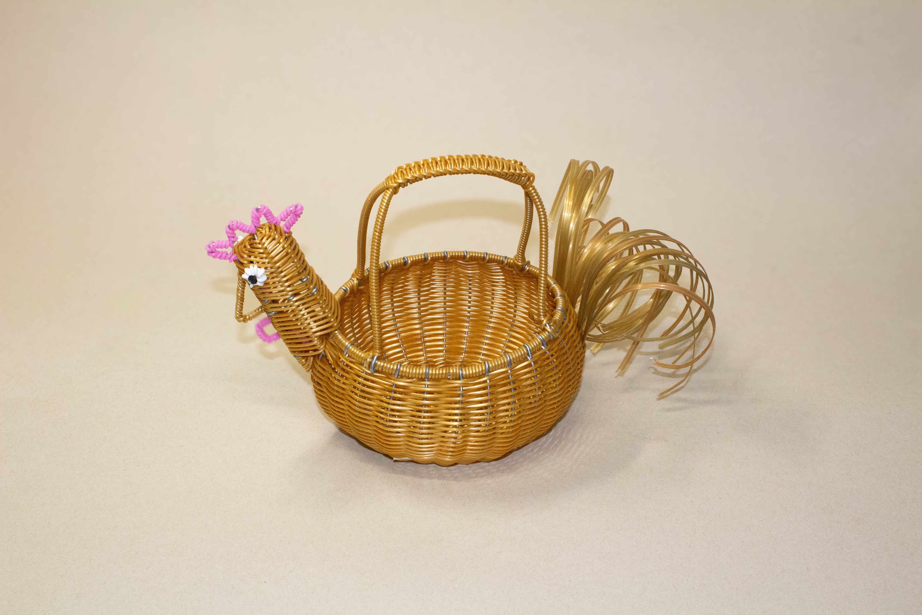 Gallina chica para huevos tejida de plástico reciclado