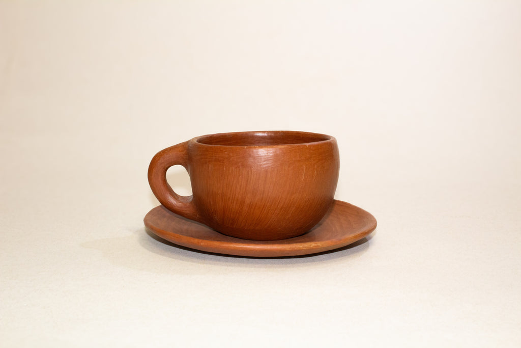 Juego de taza y plato de barro rojo