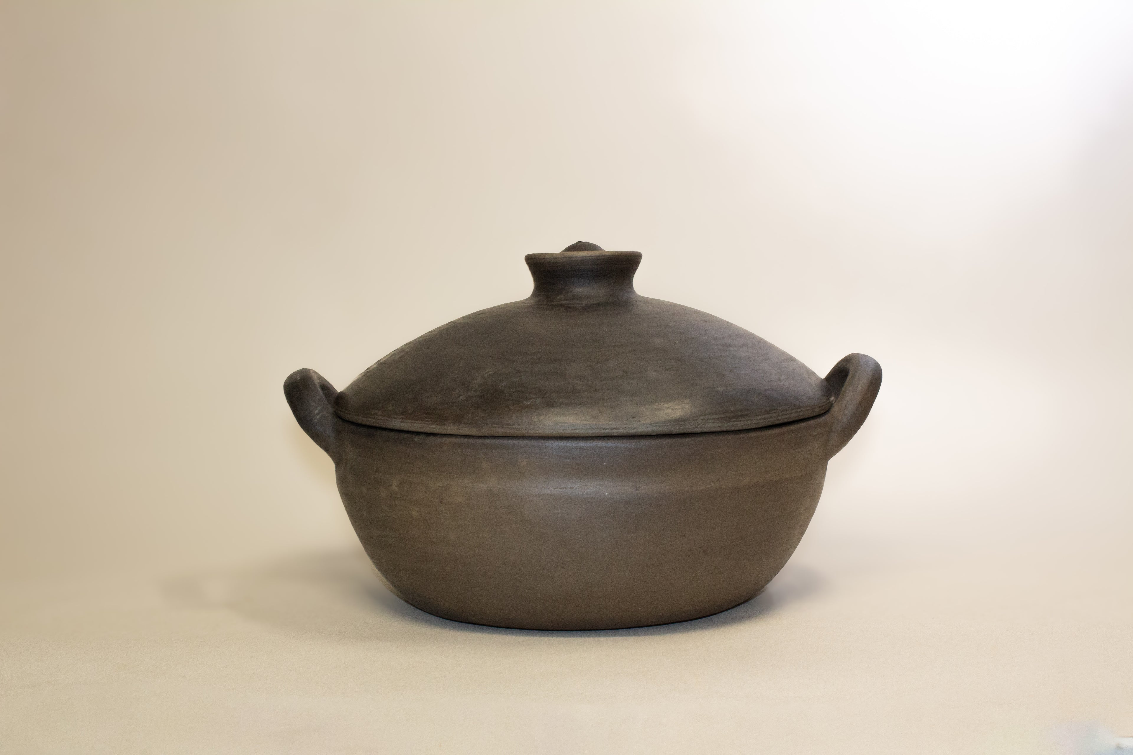 Cazuela de barro ahumado con tapa