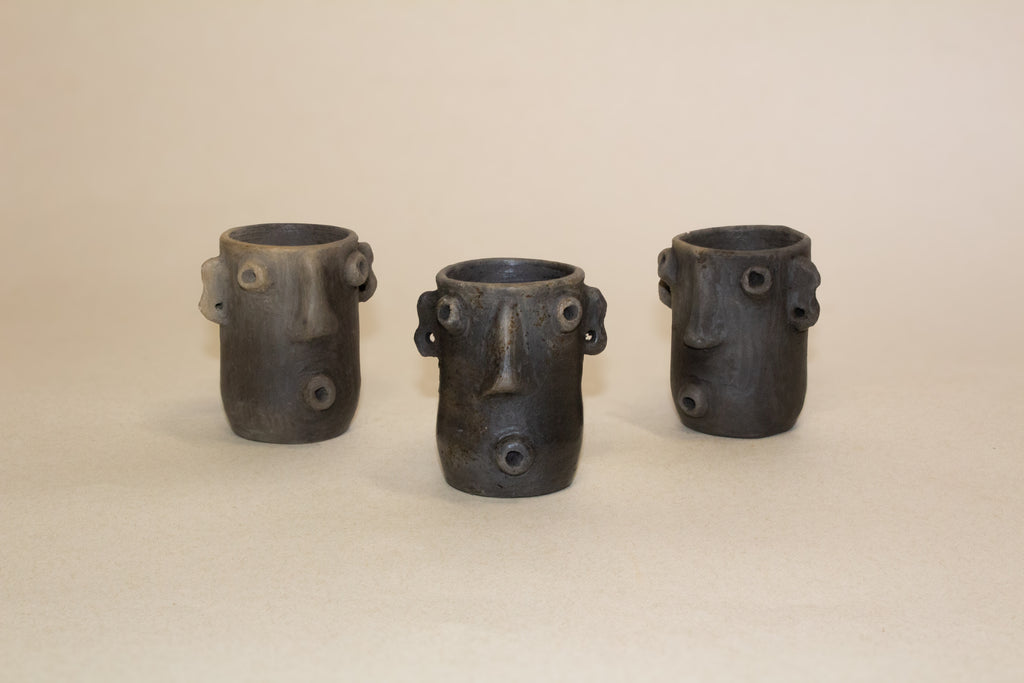 Mezcaleros altos con aretes de barro ahumado