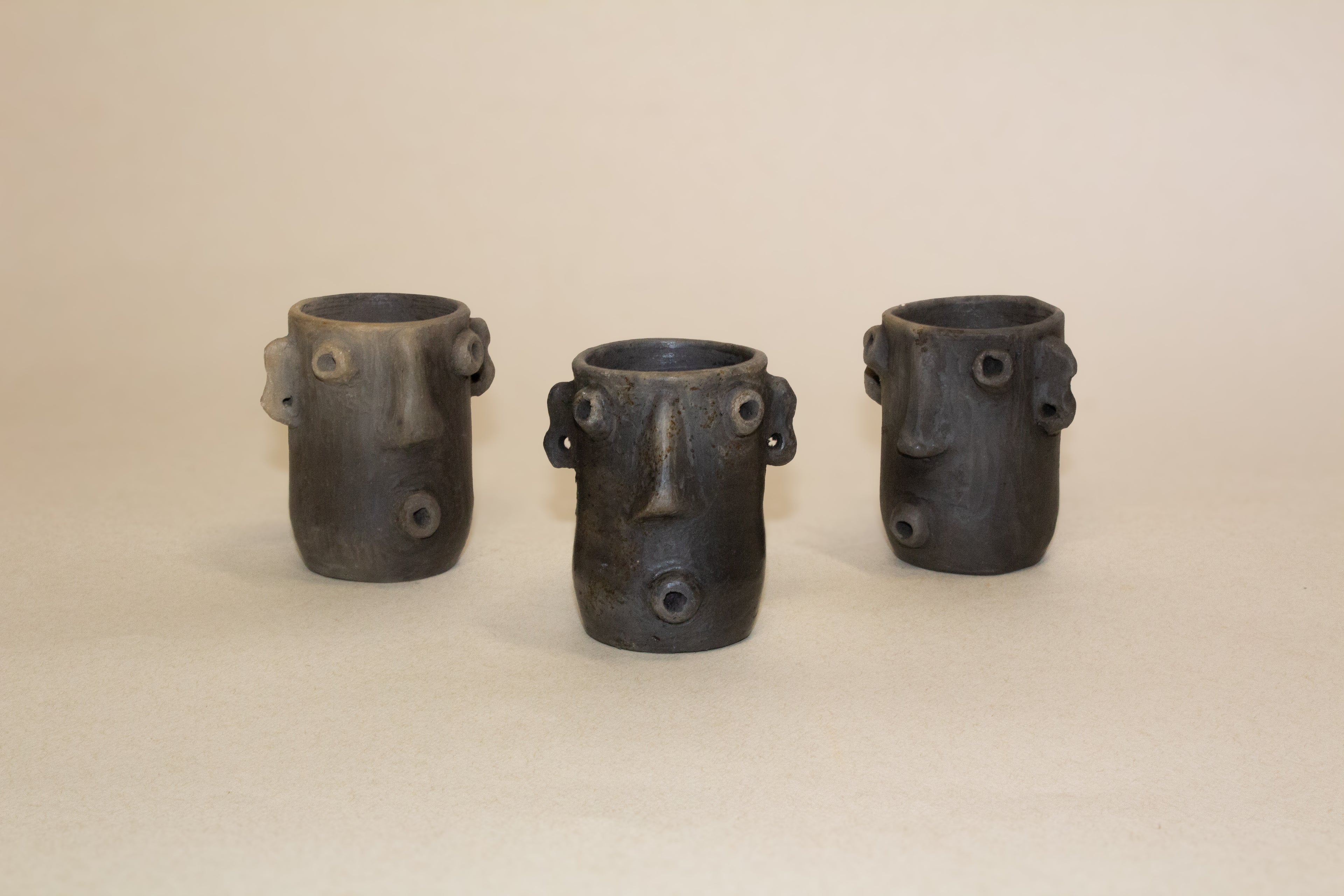 Mezcaleros altos con aretes de barro ahumado