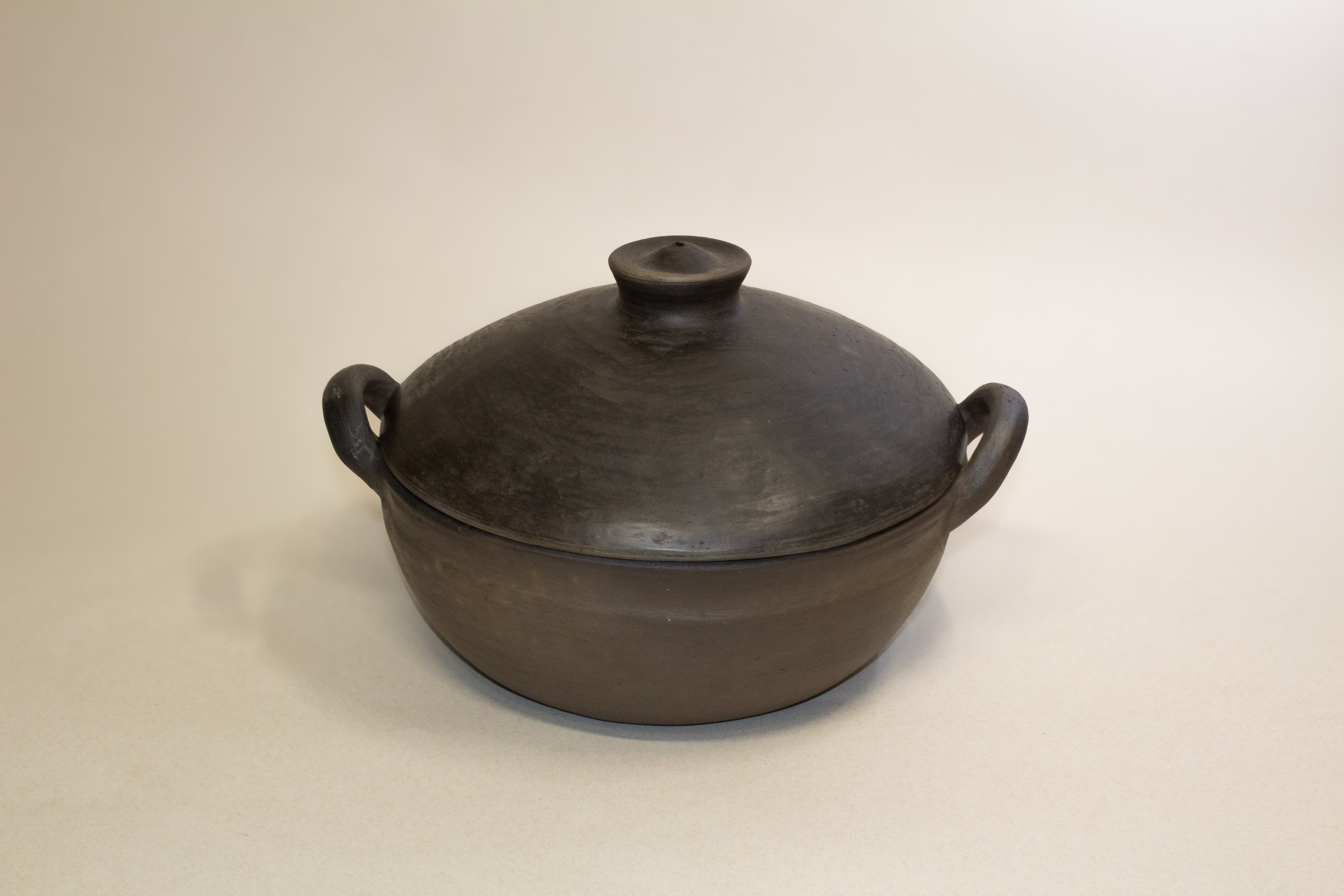 Cazuela de barro ahumado con tapa