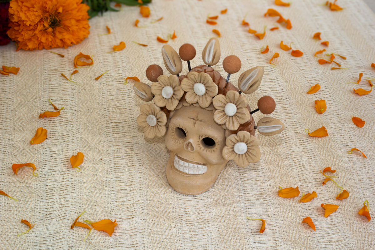 Cráneo catrina de barro pastillaje