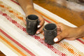 Mezcaleros altos con aretes de barro ahumado