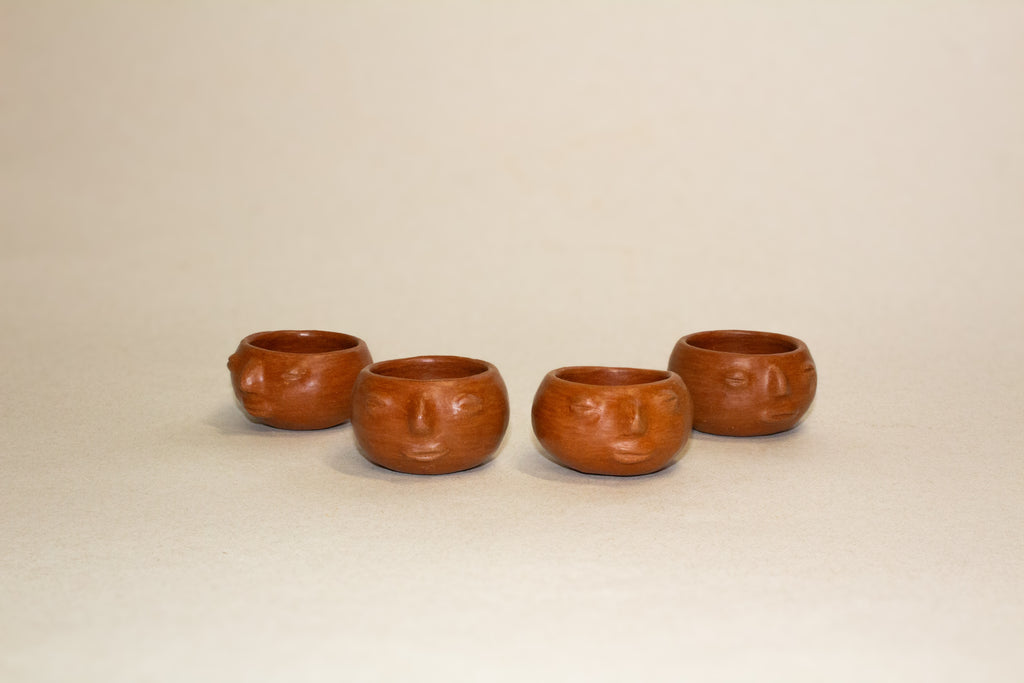 Juego de mezcaleros con cara de barro rojo