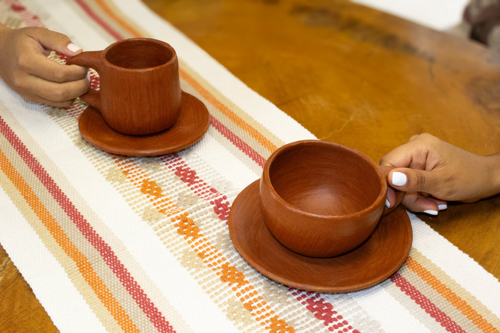 Juego de taza y plato de barro rojo