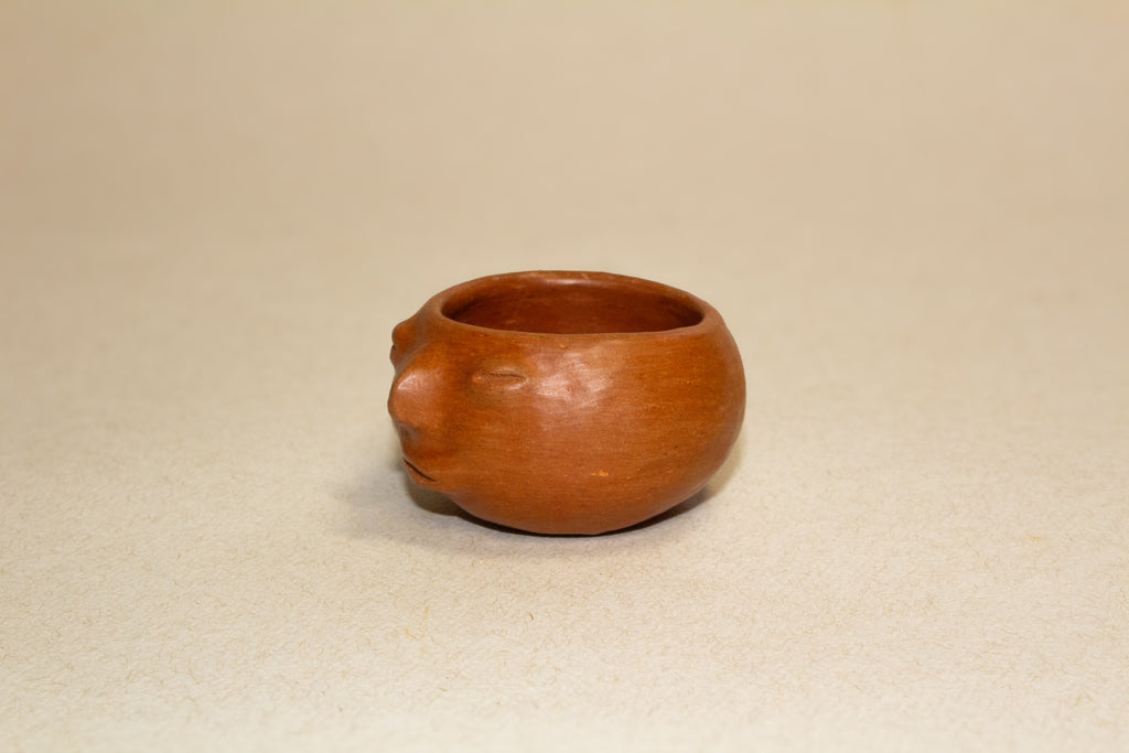 Juego de mezcaleros con cara de barro rojo