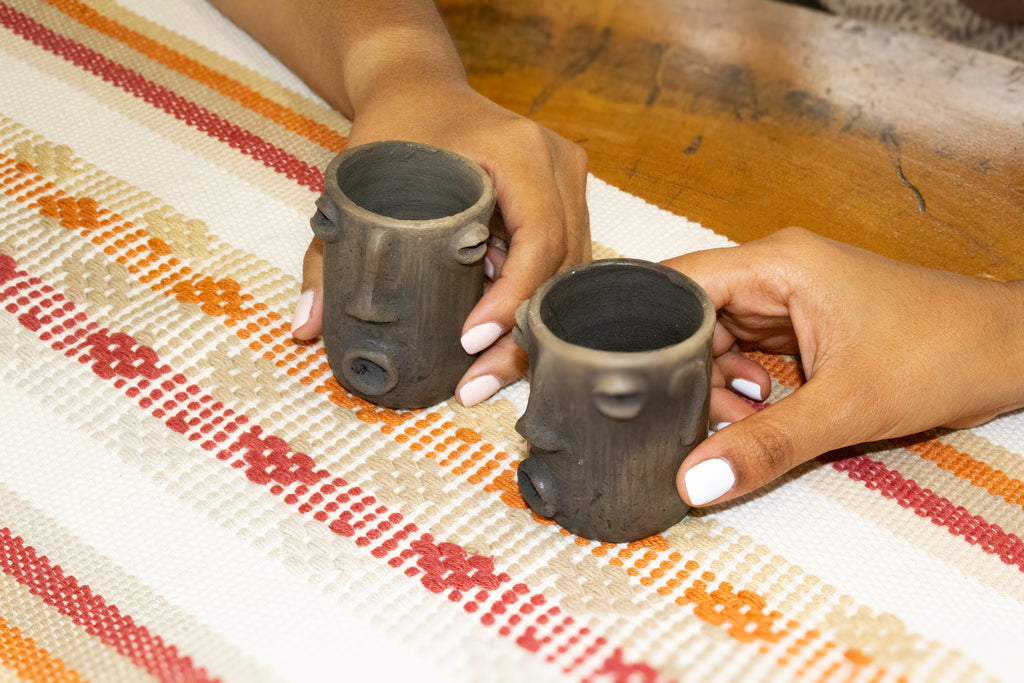 Mezcaleros altos con cara de barro ahumado