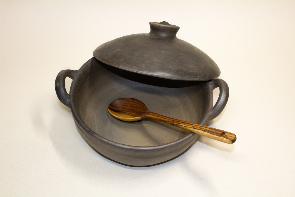 Cazuela grande de barro ahumado con tapa