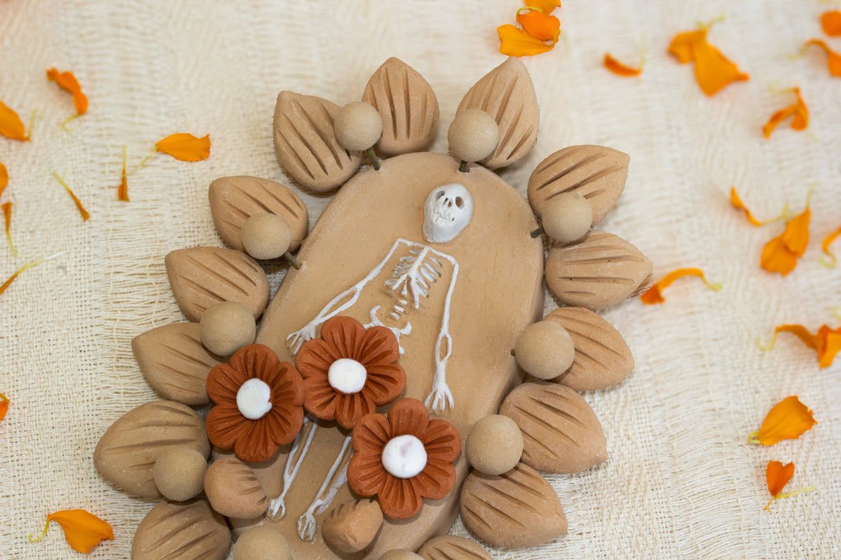 Esqueleto con flores de barro pastillaje
