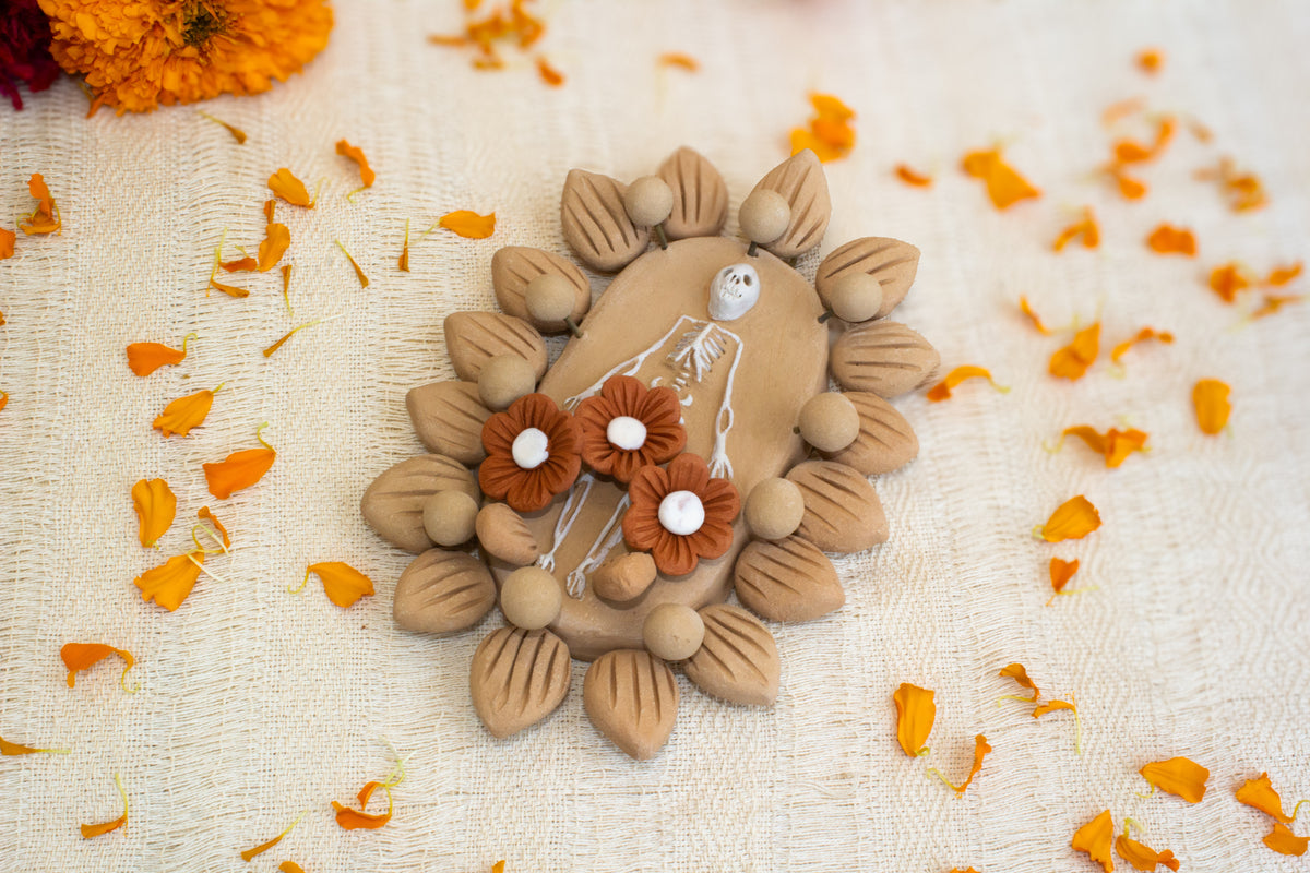 Esqueleto con flores de barro pastillaje
