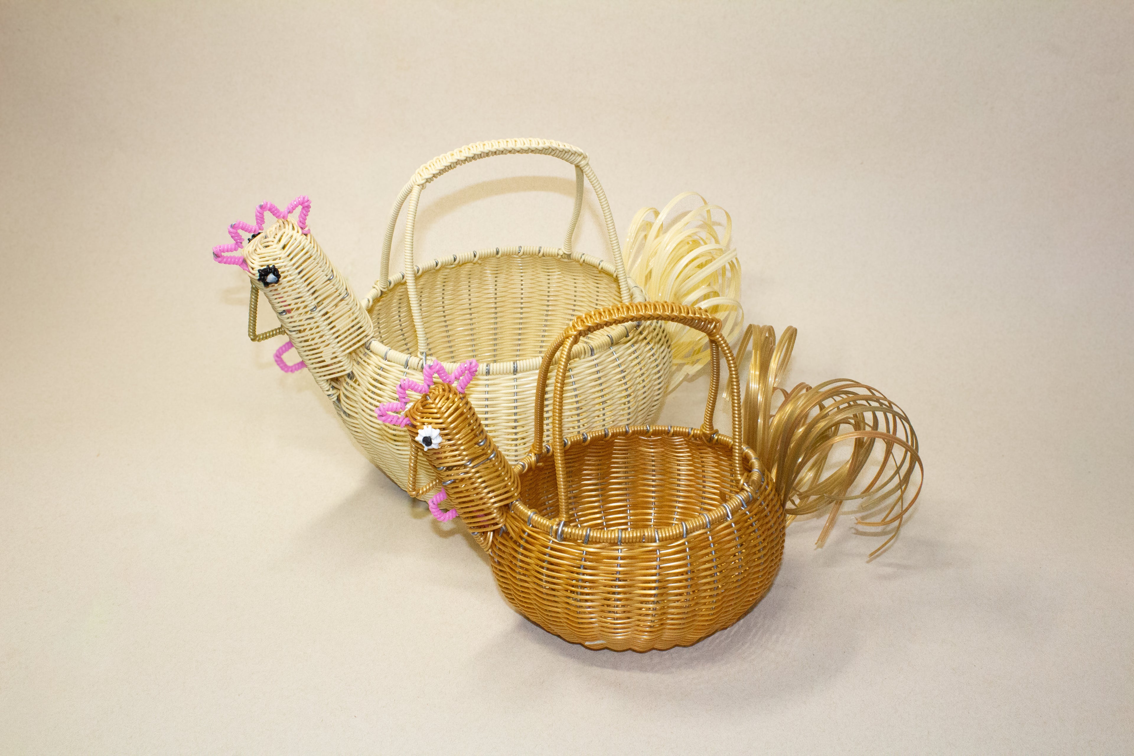 Gallina chica para huevos tejida de plástico reciclado