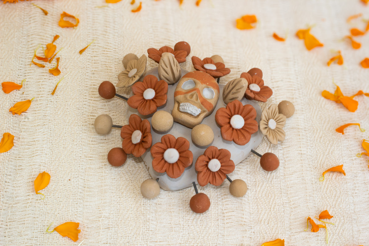 Corazón con cráneo y flores de barro pastillaje