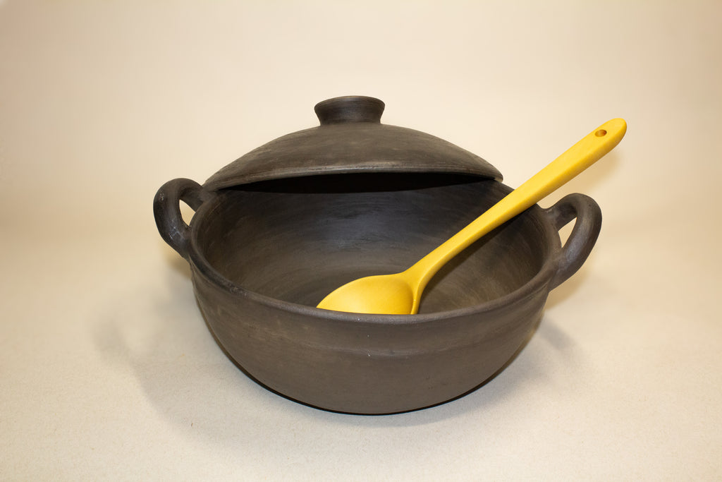 Cazuela grande de barro ahumado con tapa
