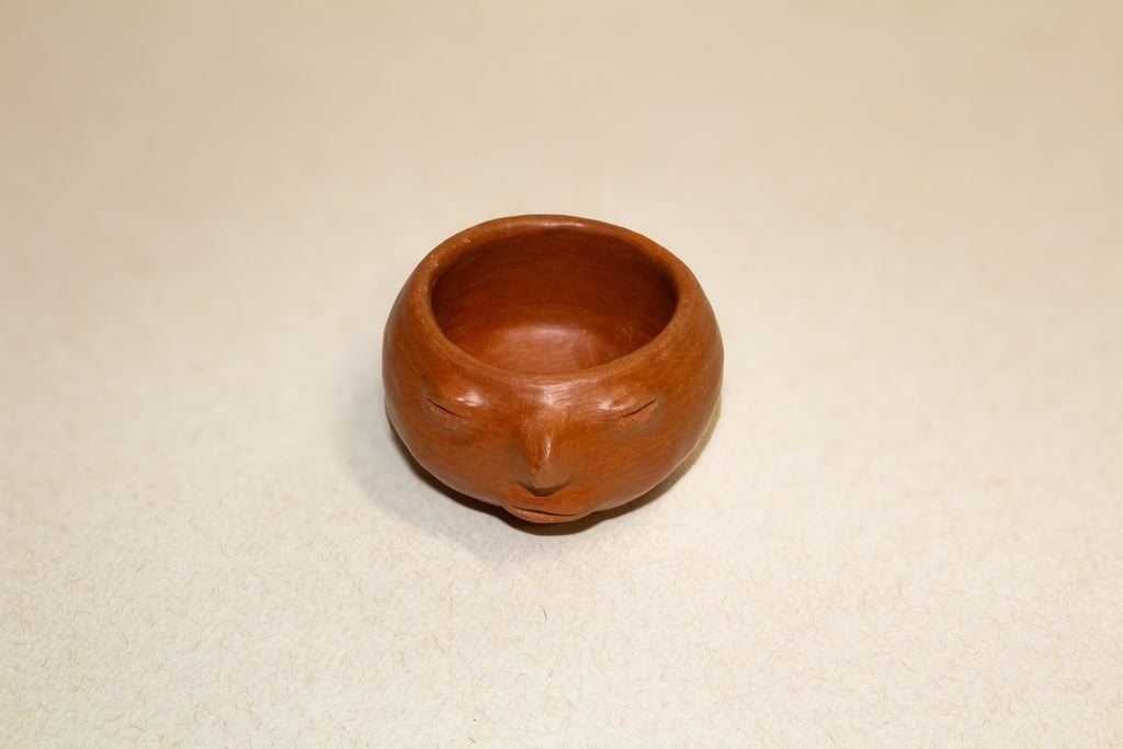 Juego de mezcaleros con cara de barro rojo