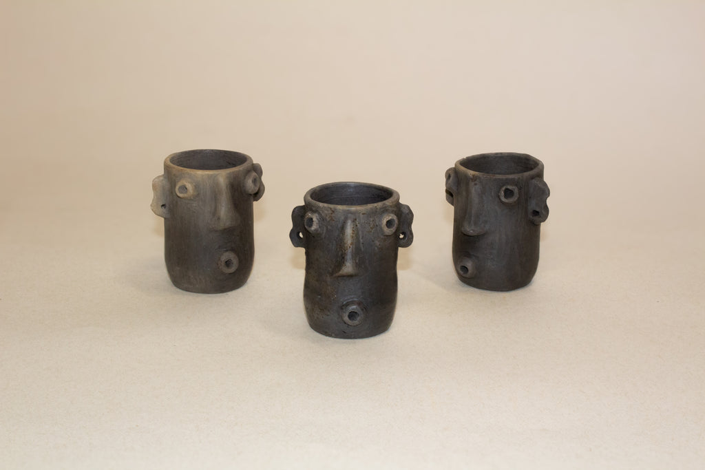 Mezcaleros altos con aretes de barro ahumado