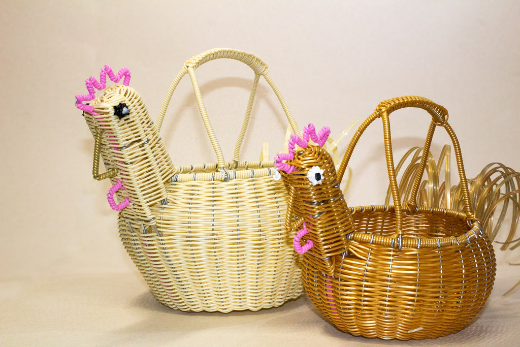 Gallina chica para huevos tejida de plástico reciclado
