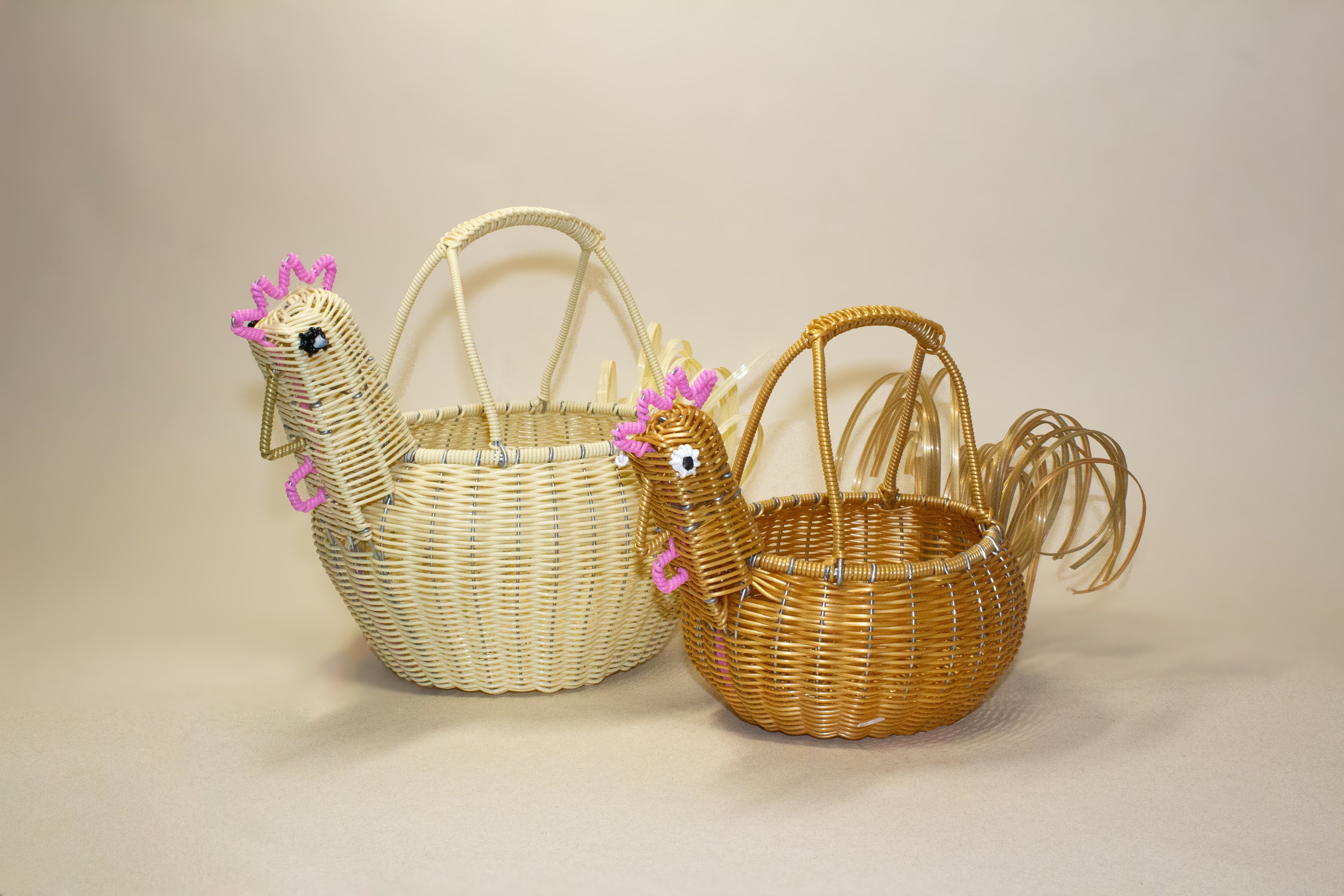 Gallina chica para huevos tejida de plástico reciclado