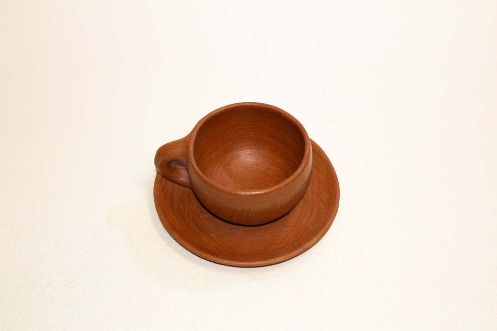 Juego de taza y plato de barro rojo