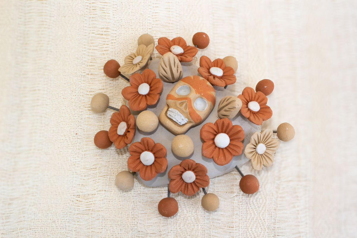 Corazón con cráneo y flores de barro pastillaje