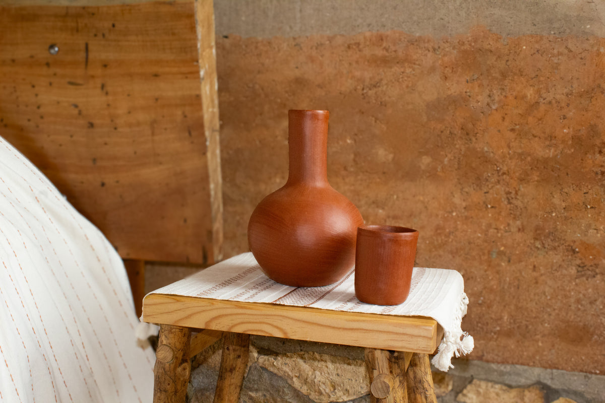 Jarrón con vaso de barro rojo