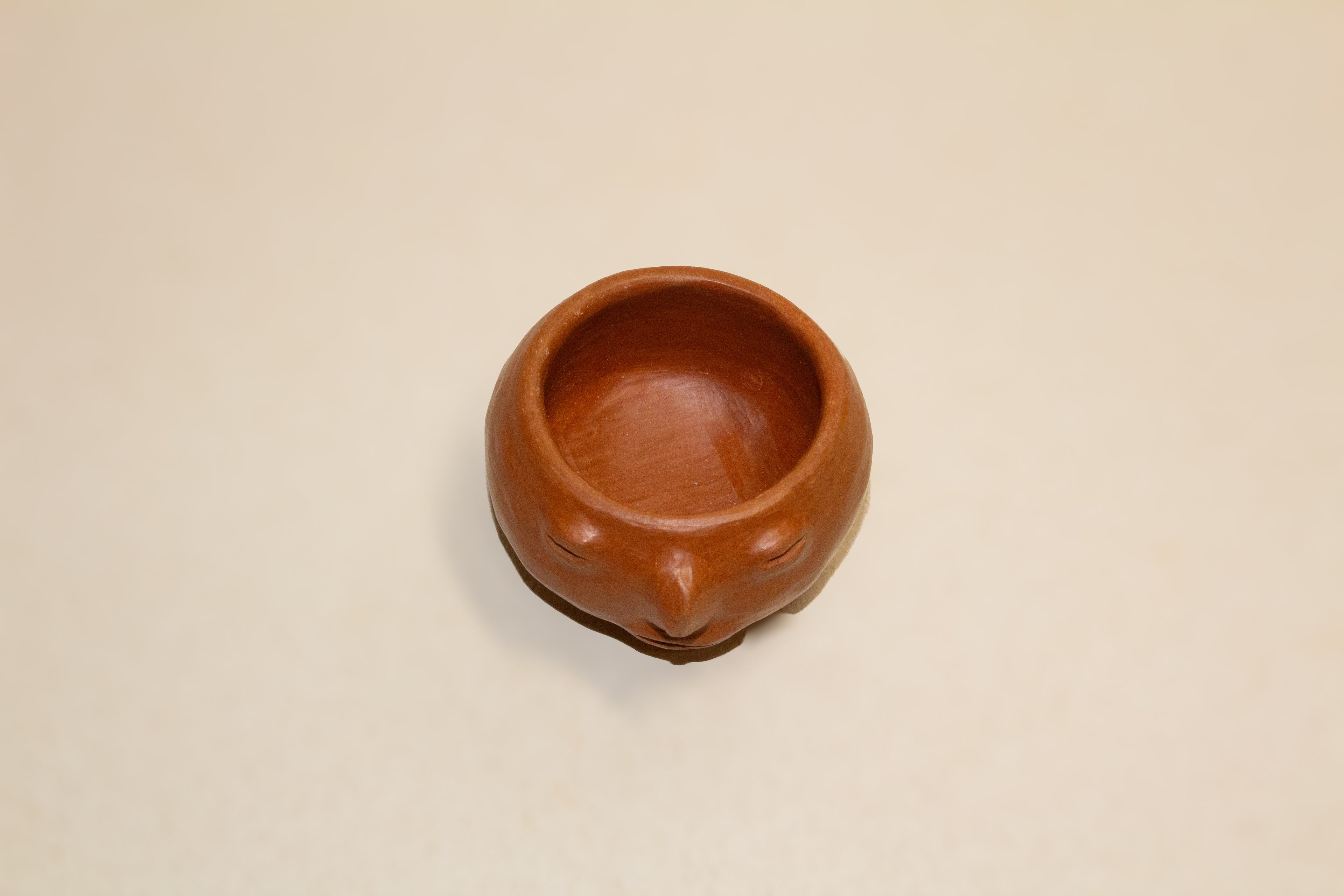 Juego de mezcaleros con cara de barro rojo