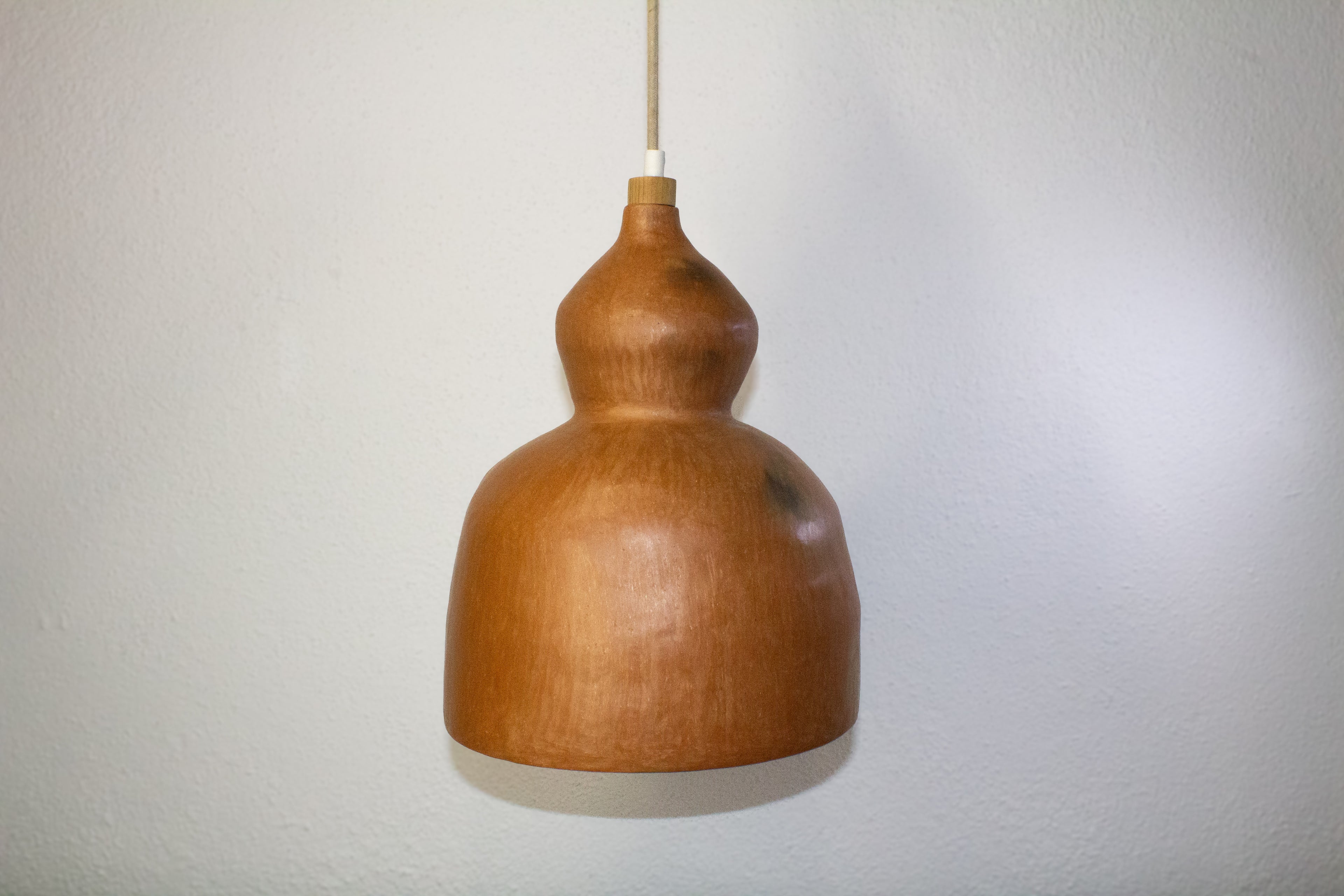 Lámpara colgante tipo bule de barro mixe