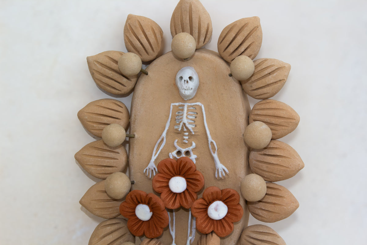 Esqueleto con flores de barro pastillaje