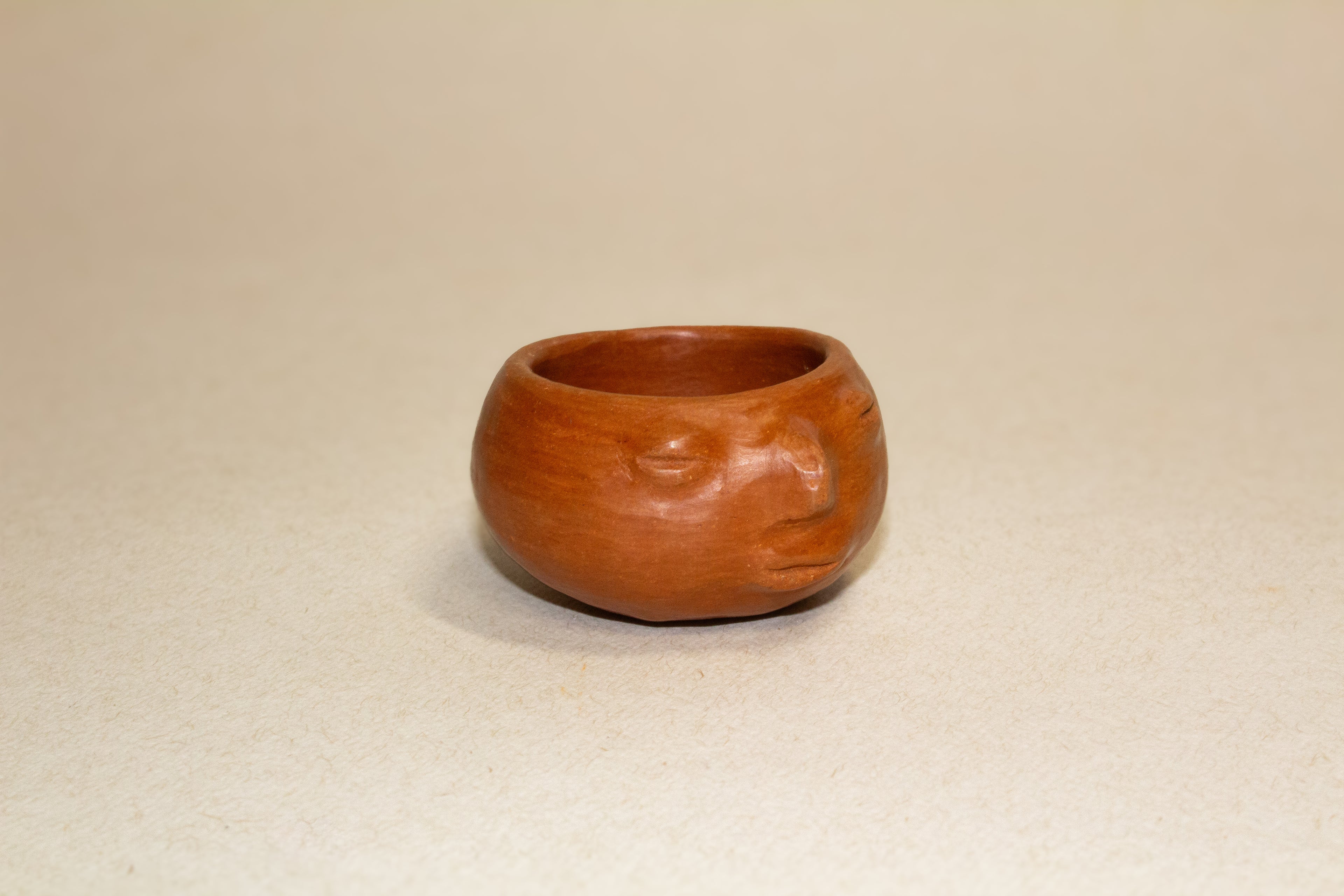 Juego de mezcaleros con cara de barro rojo