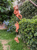 Juego de changos colgantes de barro naranja - 1