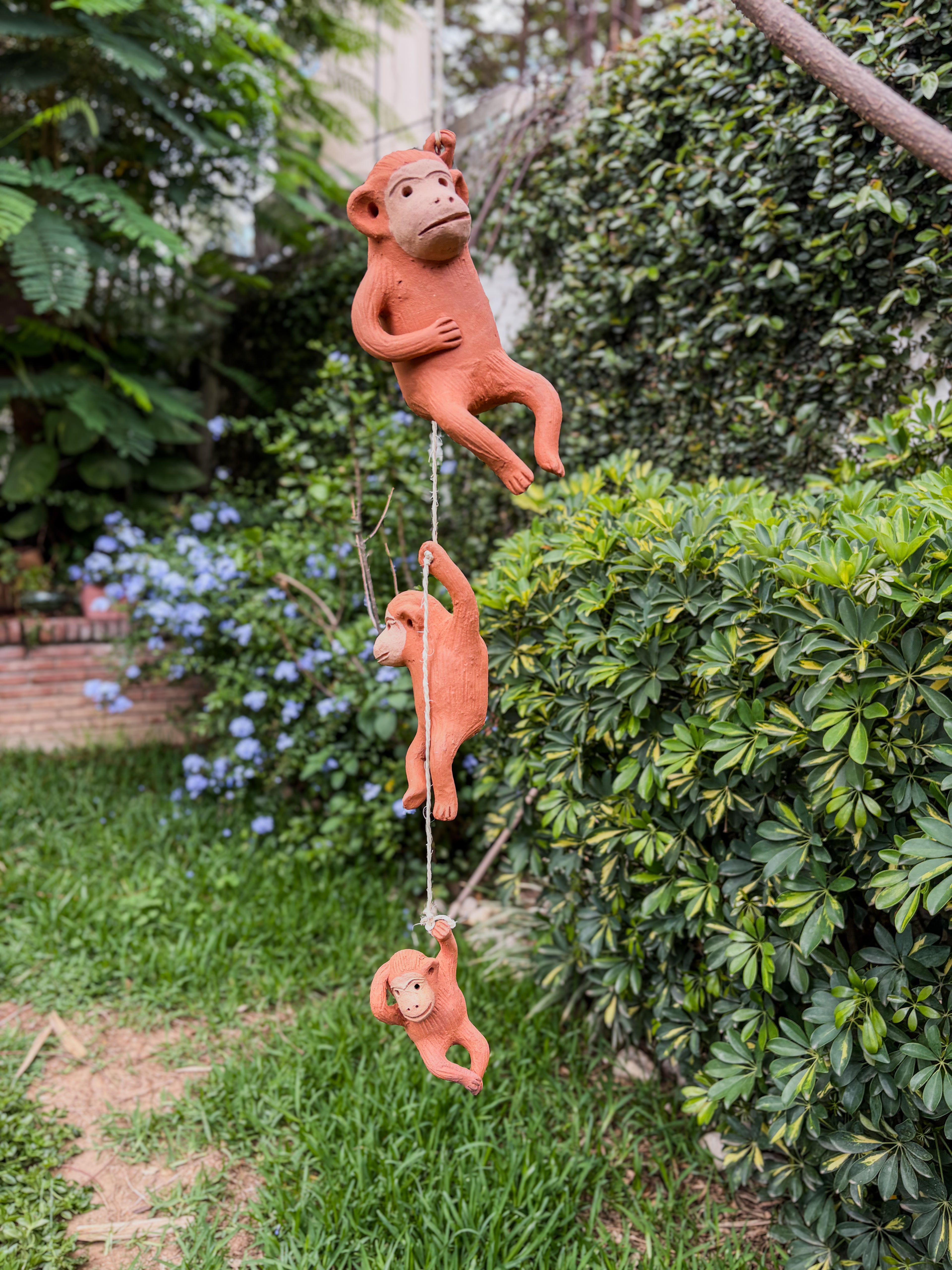 Juego de changos colgantes de barro naranja - 1