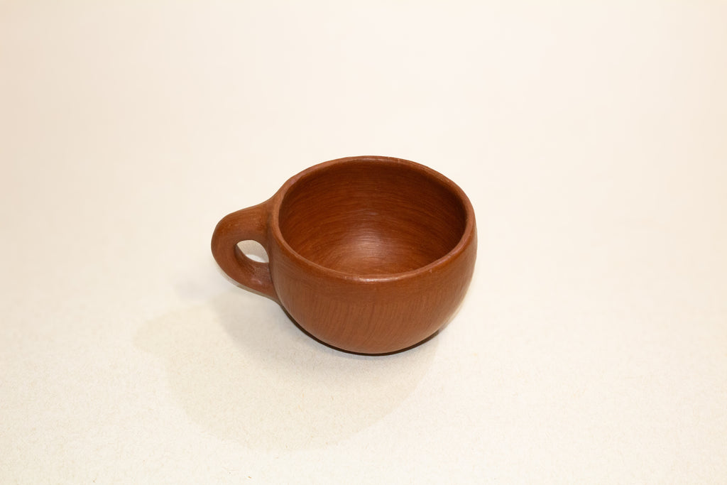 Juego de taza y plato de barro rojo