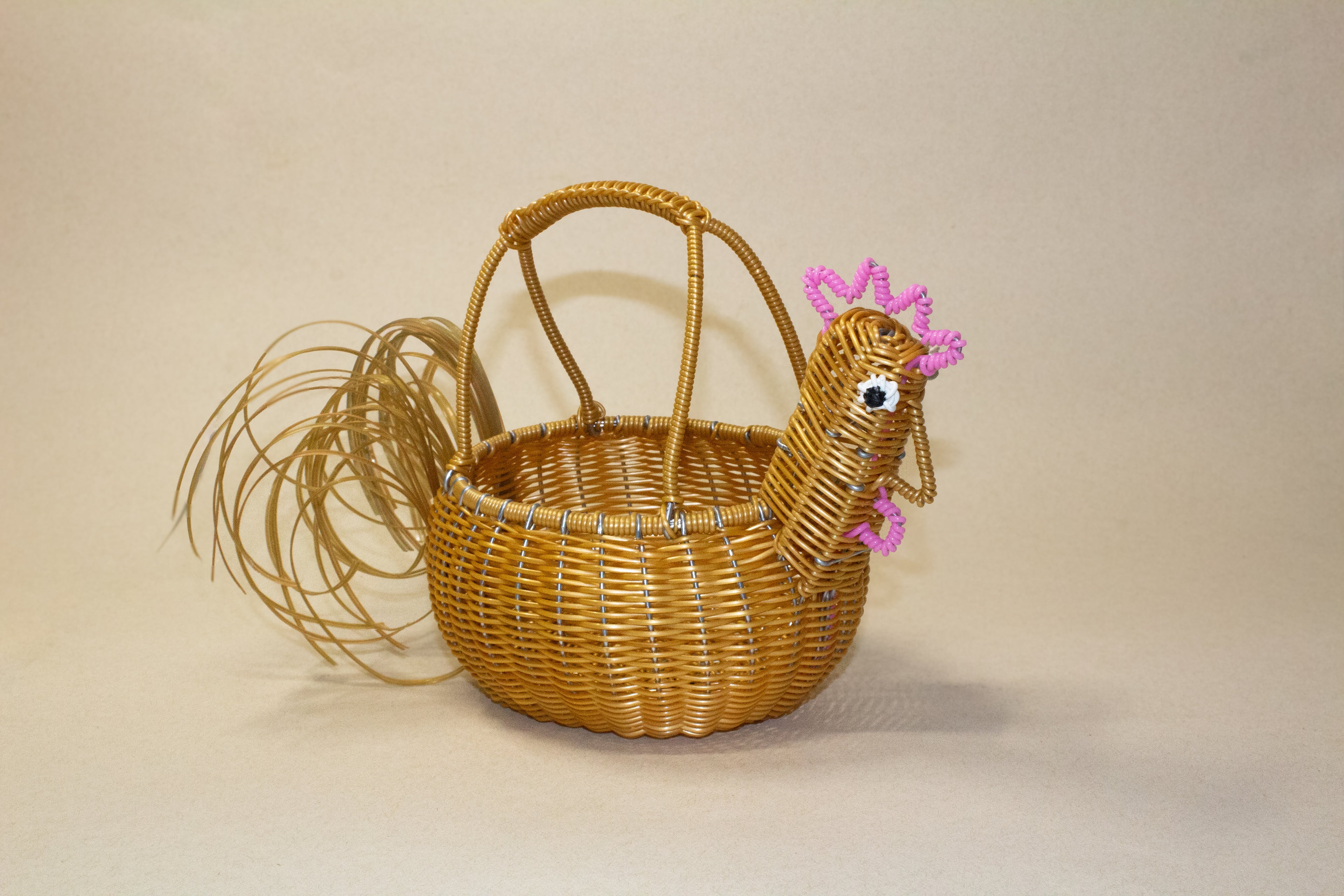 Gallina chica para huevos tejida de plástico reciclado