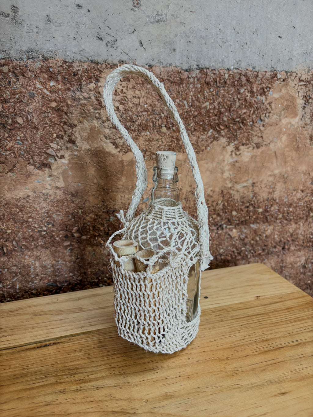 Botella de mezcal tejida de ixtle