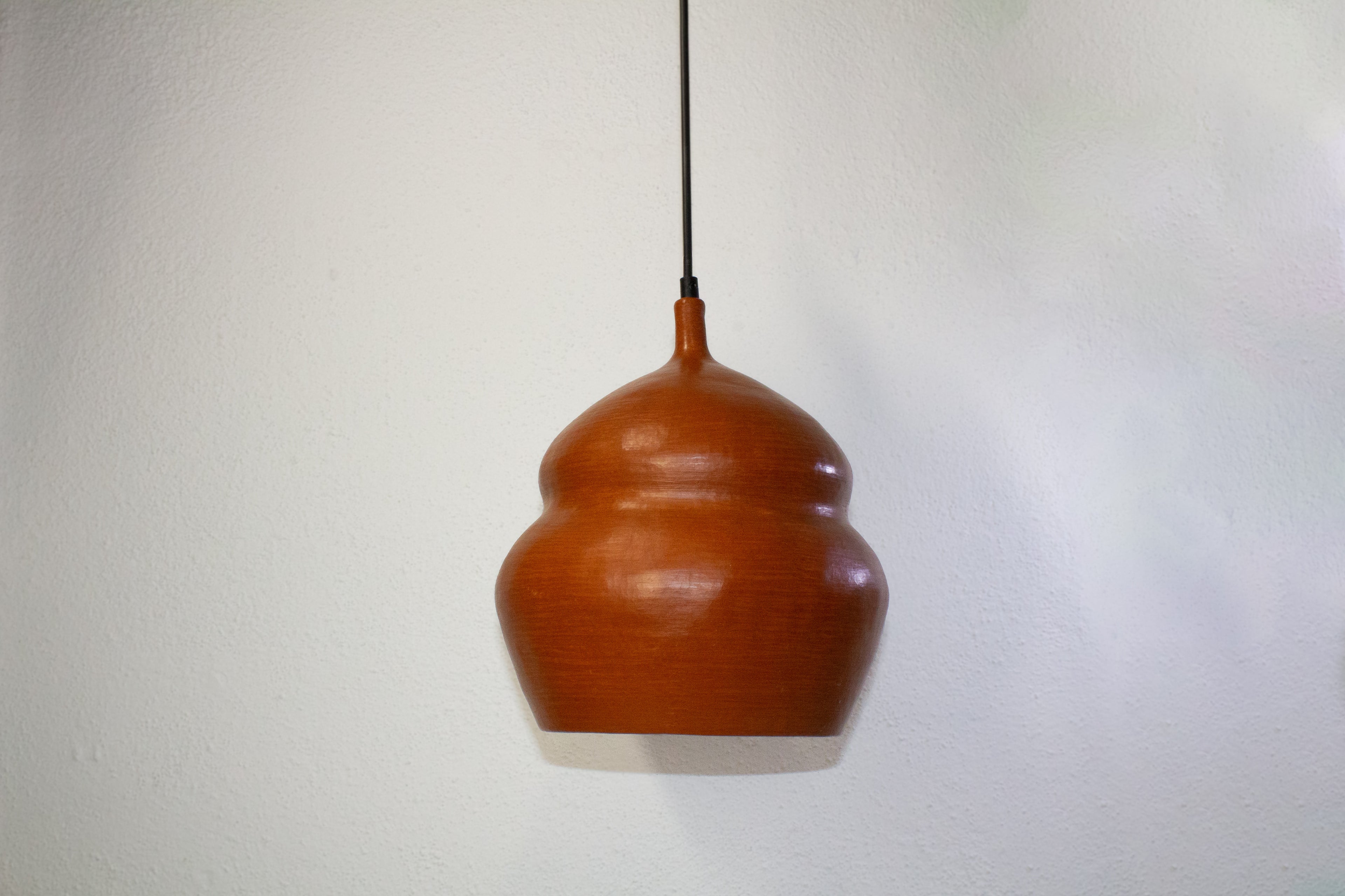 Lámpara colgante tipo botella de barro rojo