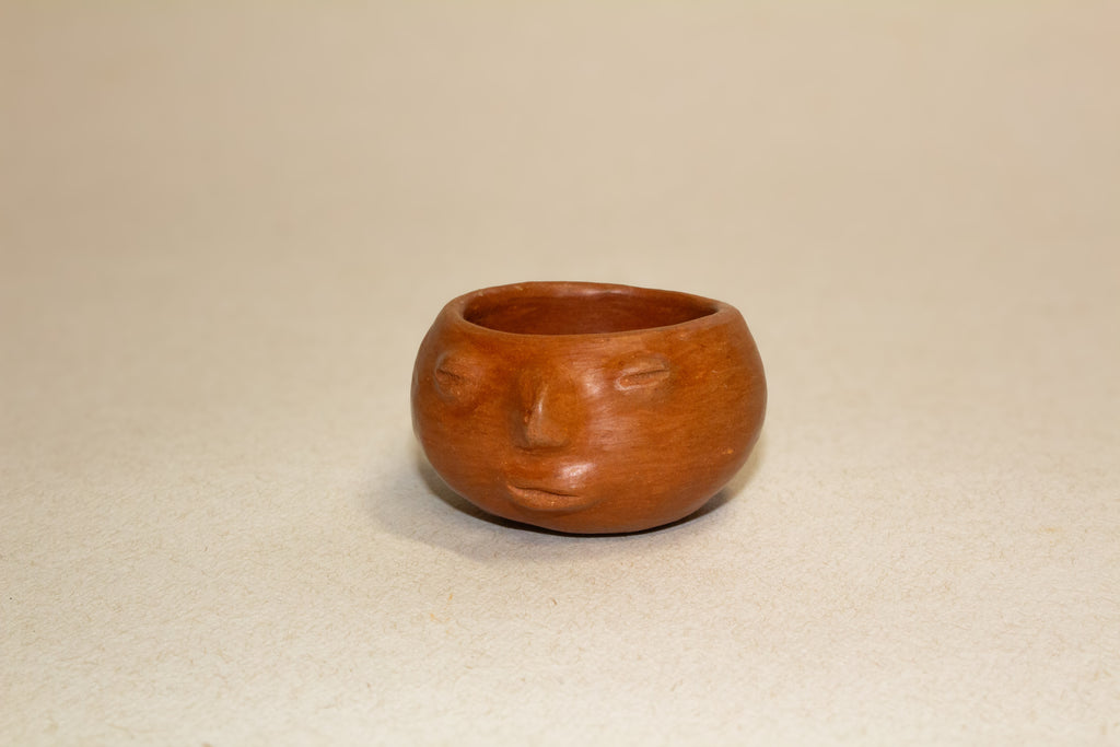 Juego de mezcaleros con cara de barro rojo