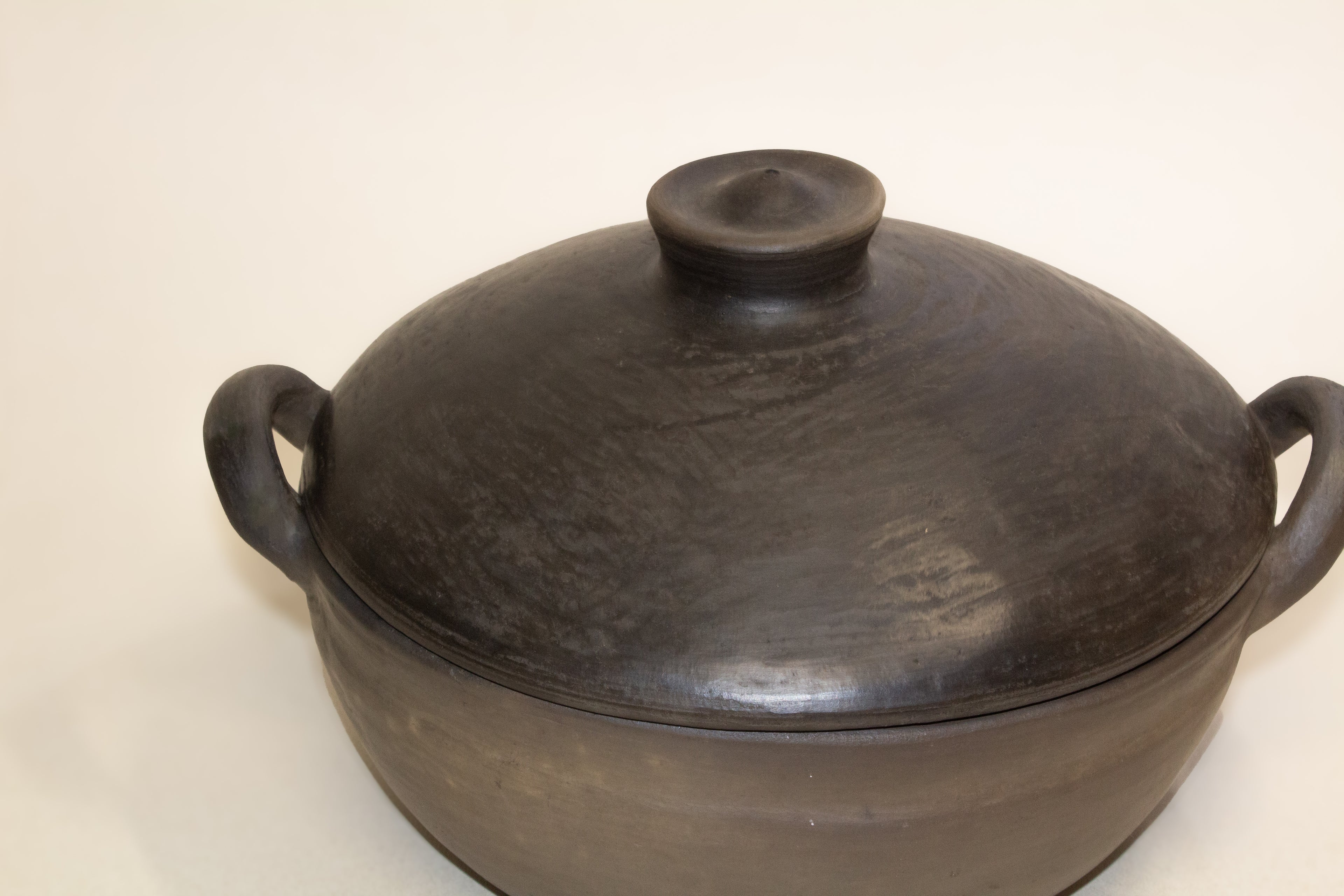 Cazuela de barro ahumado con tapa