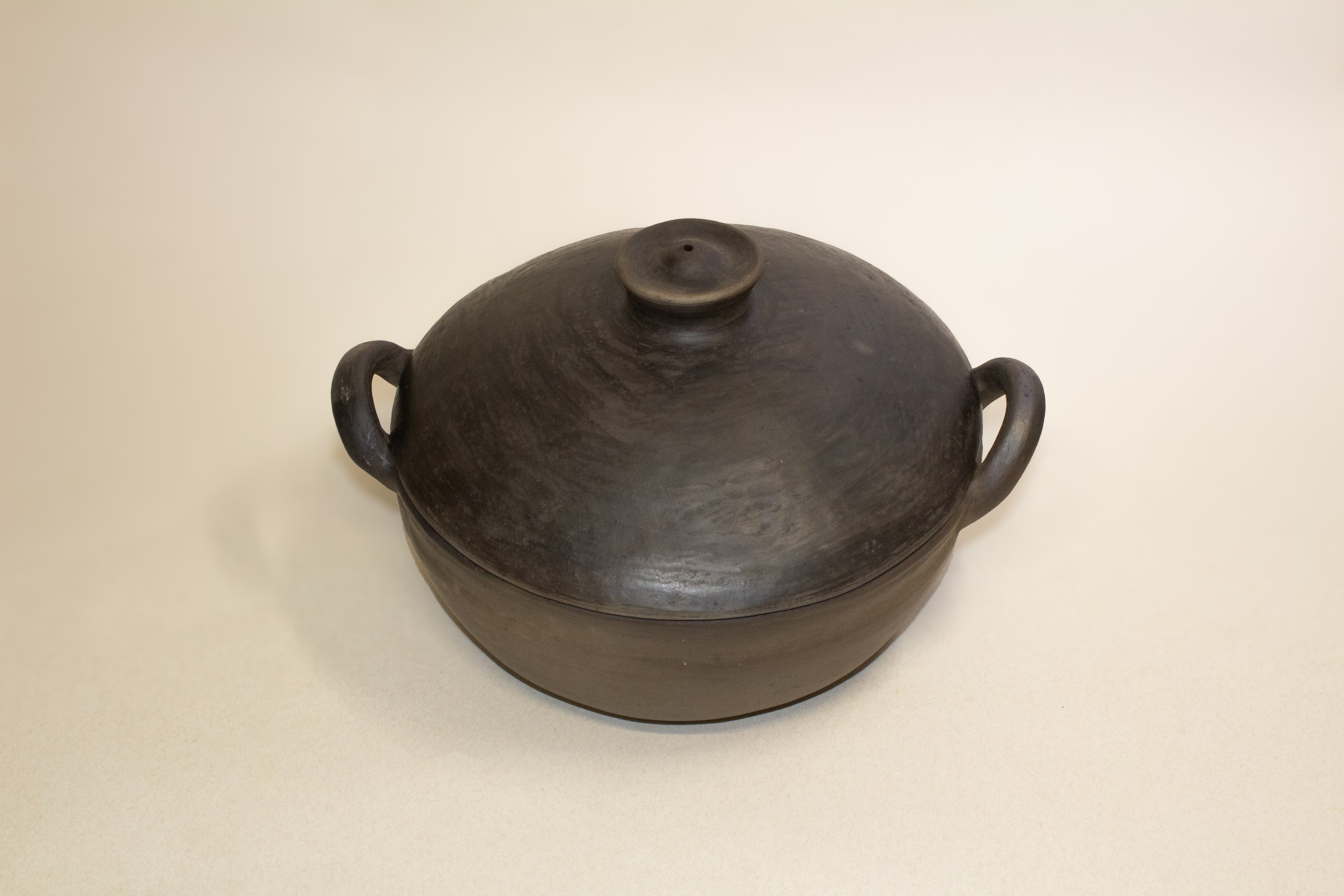 Cazuela de barro ahumado con tapa