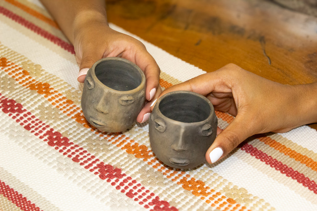 Mezcaleros redondos con cara de barro ahumado