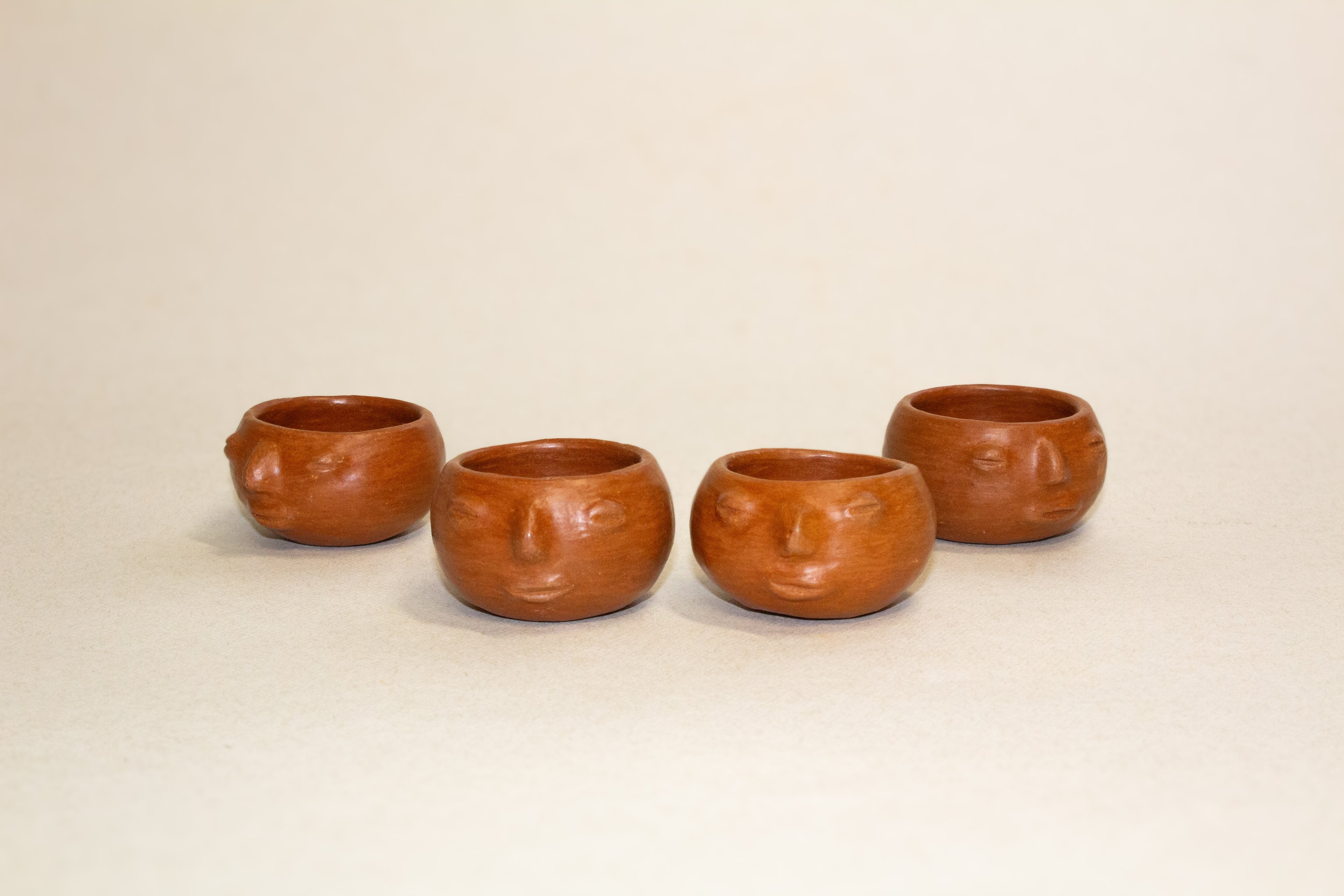 Juego de mezcaleros con cara de barro rojo
