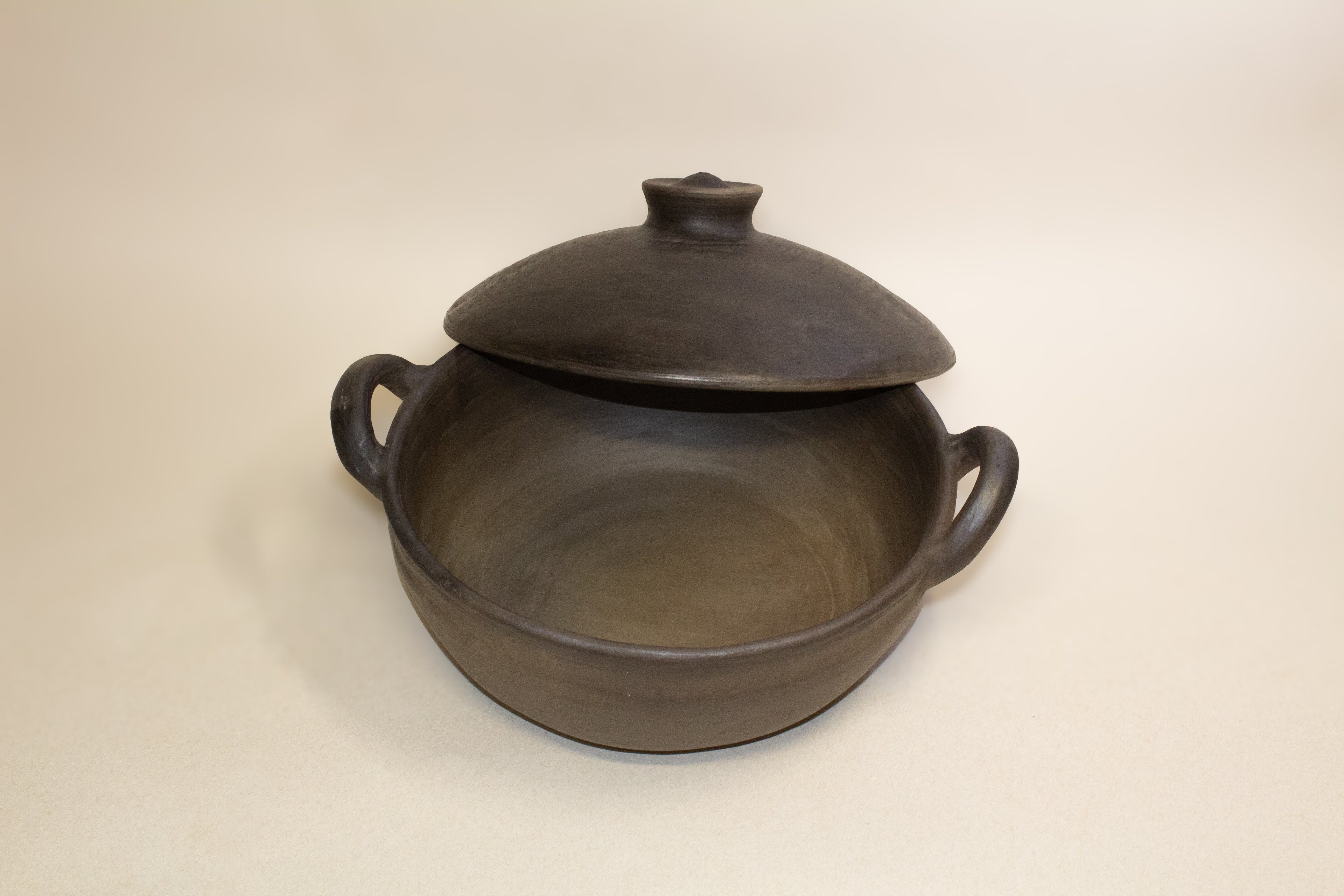 Cazuela de barro ahumado con tapa