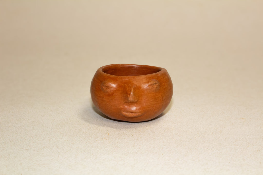 Juego de mezcaleros con cara de barro rojo