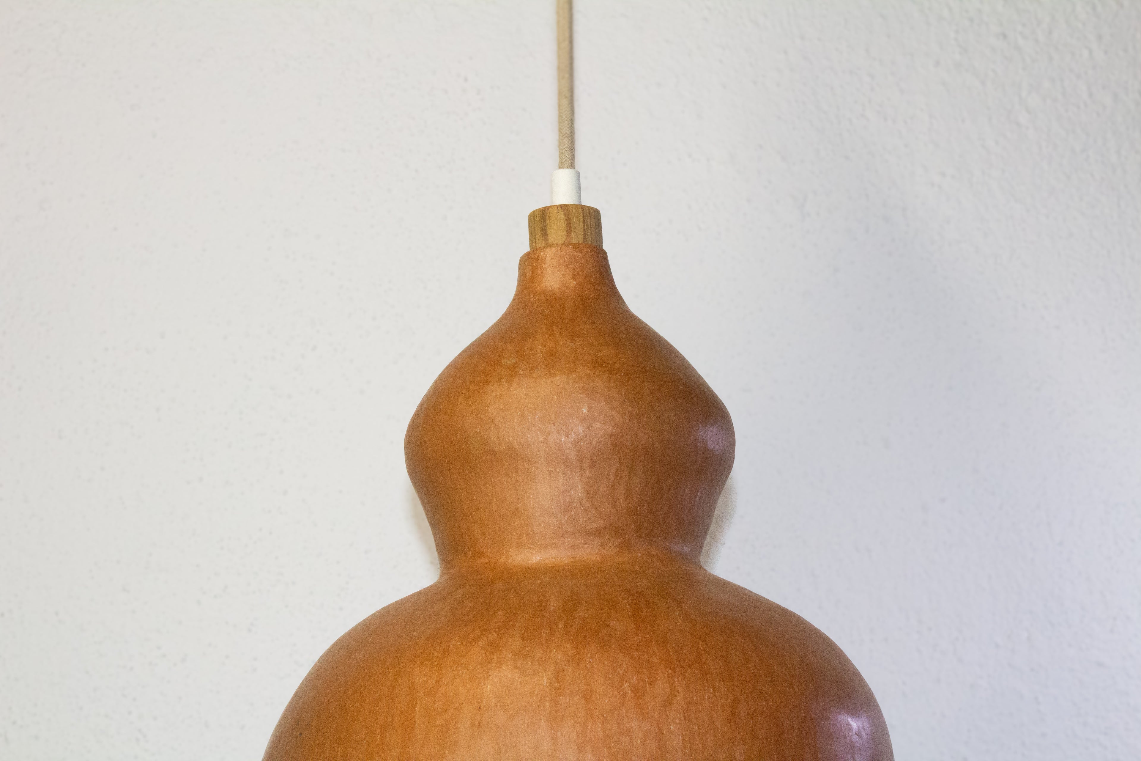 Lámpara colgante tipo bule de barro mixe